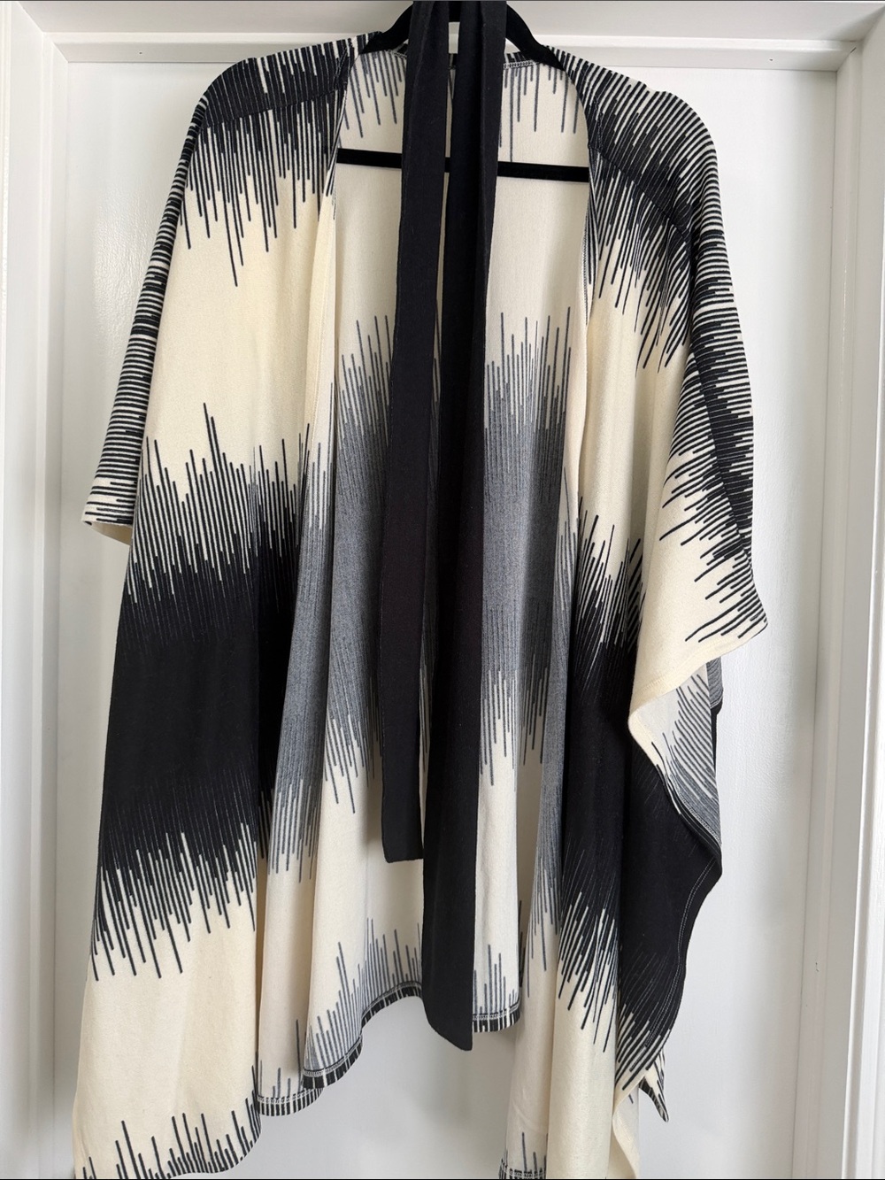 LuLaRoe Savannah Black & Cream Graphic Belted Kimono S/M